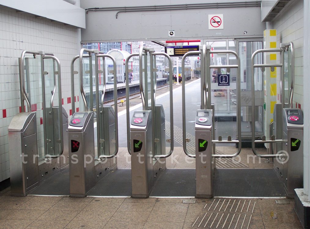 RET ticket gates (Rotterdam Aleander, 2010)